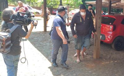 El joven Rony Alex Benítez, con tapabocas y descalzo, en el estacionamiento de la Fiscalía de Ciudad del Este.