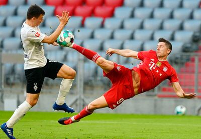 Robert Lewandowski anota de tijera el segundo de sus tres goles que marcó para el  Bayern, que goleó   6-0 al  M’Gladbach y se coronó campeón.