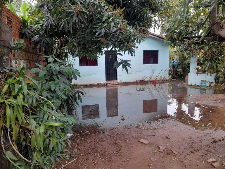 Cloaca inunda casa de vecinos del bario San Blas.