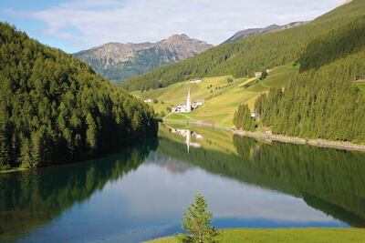 Un sendero pintoresco rodea el lago Durnholz, en el valle del Sarentino.