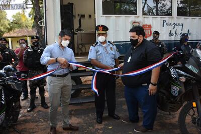 El intendente Óscar Rodríguez desata la cinta, inaugurando la comisaría móvil instalada en el Jardín Botánico. El sábado pasaron atacaron y violaron a una mujer deportista en el lugar y mañana se realiza una manifestación para reclamar el derecho de que las mujeres puedan hacer deportes libres y sin miedo.