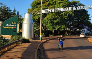 Pórtico de entrada al distrito de Cambyreta, a través de la llamada "Ruta 14". Se destaca una figura de un antiguo tambor destinados al transporte de leche.