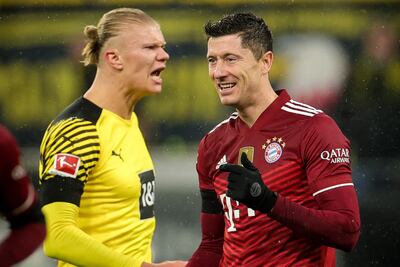 Robert Lewandowski (d) y Erling Haaland, durante el duelo de ayer que fue ganado por el goleador polaco.