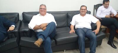 El gobernador saliente, Alejo Ríos Medina (izquierda) y el nuevo gobernador interino, Cesar Brítez (derecha).