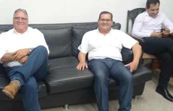 El gobernador saliente, Alejo Ríos Medina (izquierda) y el nuevo gobernador interino, Cesar Brítez (derecha).