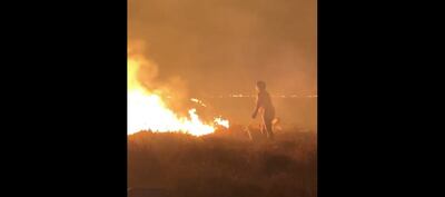 Los vecinos de Karapa´i intentan "desviar" el fuego para que no llegue a sus hogares.