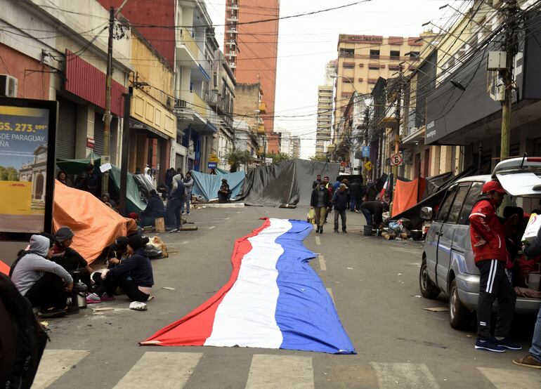 Los acontecimientos observados en estos días  y sufridos por la ciudadanía en general muestran la persistente violación de normas elementales de convivencia, como el libre tránsito y el trabajo.