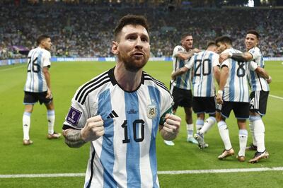 Lionel Messi de Argentina celebra hoy, en un partido de la fase de grupos del Mundial de Fútbol Qatar 2022 entre Argentina y México en el estadio de Lusail (Catar).