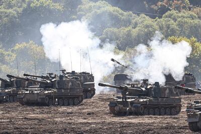Tanques surcoreanos realizan un ensayo de disparos en Paju, Corea del Sur, este lunes.