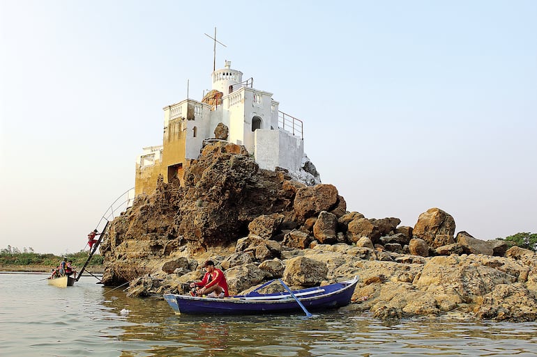 La sequía deja al descubierto la base del peñón y el islote.