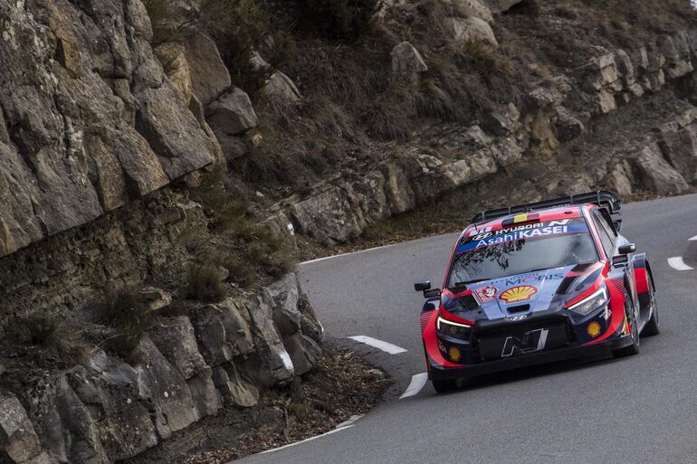 Thierry Neuville y Martijn Wydaeghe del equipo surcoreano Hyundai Motorsport culminaron en el tercer puesto.
