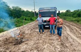 Varios conductores, quedan varados sin poder continuar viaje, por varios dias al costado del camino, lo que dificulta la situaciòn, a varios se les acaba el alimento y agua.