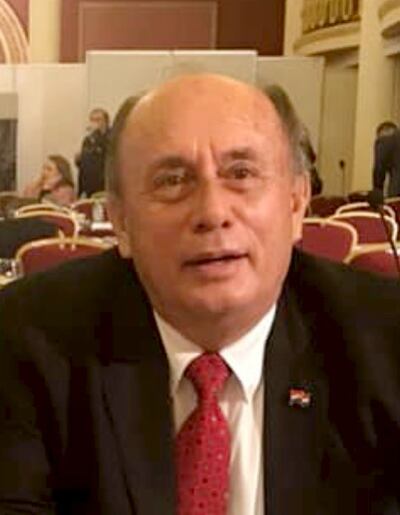 Celso Troche (ANR, cartista), actual parlasuriano, exdiputado y exgobernador de Caazapá vacunado en su feudo.