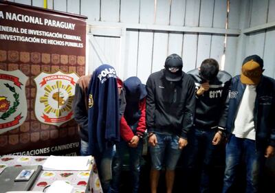 Los cinco jóvenes que fueron detenidos ayer de mañana por efectivos policiales del departamento de Investigación de Hechos Punibles.