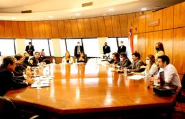 La Comisión de Relaciones Exteriores de Diputados se reúne nuevamente hoy con el canciller Euclides Acevedo para discutir la iniciativa que deroga la Ley Diplomática. También asistirán los gremios de la Cancillería.