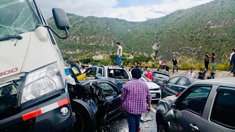 Imágenes del accidente de tránsito registrado este sábado, que involucró a varios automotores en la vía a la población de Guayllabamba, en las afueras de la capital ecuatoriana, Quito.