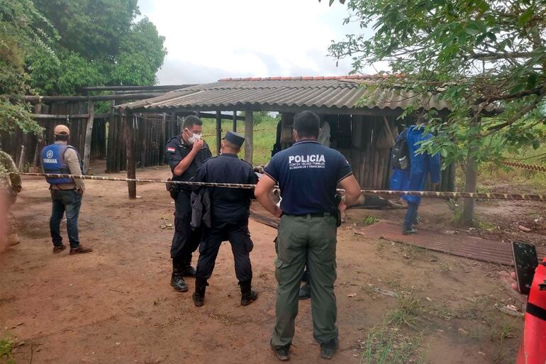 Policías de Alto Paraguay en la escena del triple homicidio, ayer cerca de Carmelo Peralta.