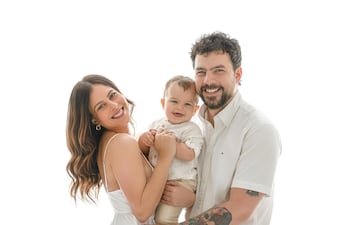 El sonriente Bruno en brazos de sus papis Andrea Quattrocchi y Darío López.