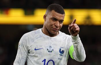 El delantero francés Kylian Mbappé, con solo 24 años, tiene un salario mensual astronómico de 6 millones de euros en el París SG.