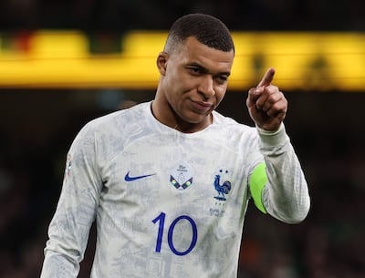 El delantero francés Kylian Mbappé, con solo 24 años, tiene un salario mensual astronómico de 6 millones de euros en el París SG.