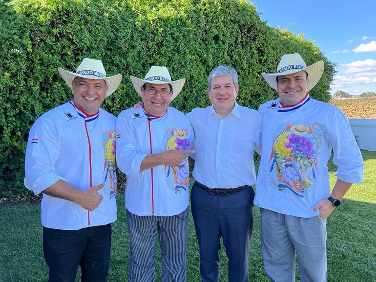 Don Benjamín Benítez y los miembros de su equipo posan con el embajador paraguayo en Portugal, Julio Duarte van Humbeck. (Gentileza)
