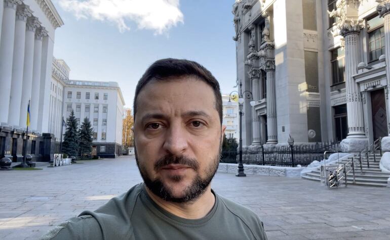 El presidente de Ucrania, Volodymyr Zelensky, en Kiev, se dirigió al país en un nuevo video.  (EFE/EPA)
