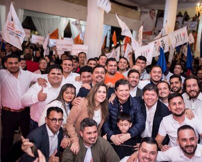 Los candidatos y miembros de YoCreo alrededor de los aspirantes presidenciales Kattya González y Euclides Acevedo.