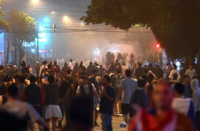 Policías de la Agrupación Montada avanzan entre los manifestantes a modo de despejar la arteria en la capital.