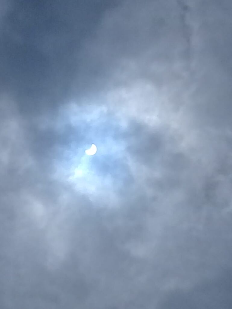 Debido a las nubes en Carapeguá no se pudo apreciar bien el eclipse.