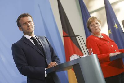 El presidente francés Emmanuel Macron y la canciller alemana Angela Merkel durante una conferencia de prensa este viernes en Berlín.