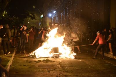 Manifestación anticorrupción derivó en violenta protesta que terminó con un fallecido y una veintena de heridos.