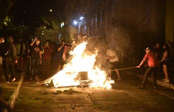 Manifestación anticorrupción derivó en violenta protesta que terminó con un fallecido y una veintena de heridos.