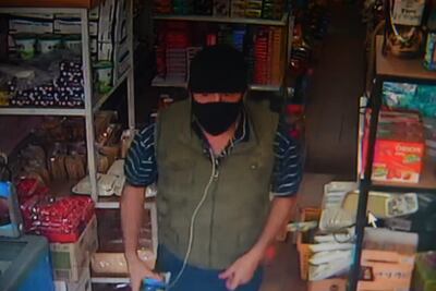 Captura de una filmación de seguridad del local asaltado, que muestra a uno de los asaltantes.