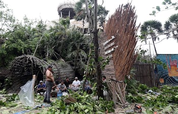 Trabajadores de la zona hotelera en Tulum, laboran hoy después del paso del huracán Grace, en el estado de Quintana Roo (México).