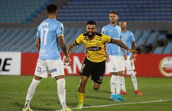 Gonzalo Mastriani inicia el festejo tras anotar el gol de Barcelona ante Montevideo City Torque, en el cotejo de ida.