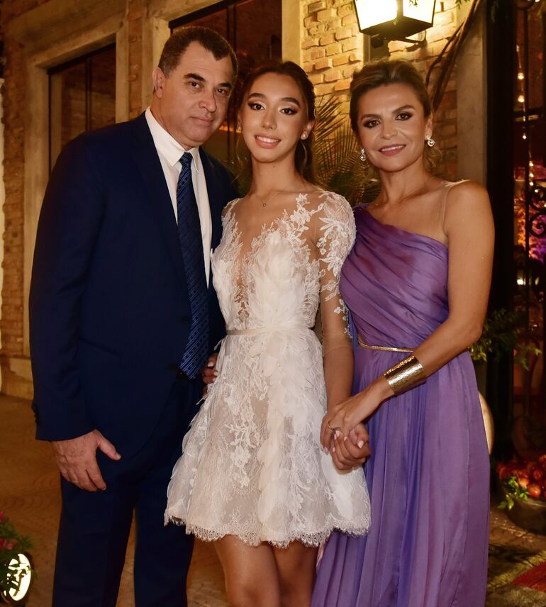 Victoria con sus padres Teófilo Ruiz y Sonia Giménez de Ruiz.