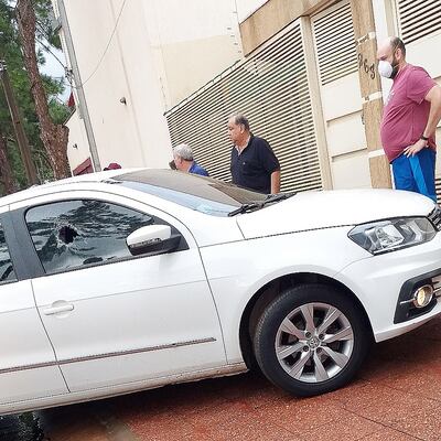 La víctima aguardaba en su vehículo cuando fue atacada.