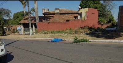 El cuerpo sin vida de la mujer en el lugar de los hechos.