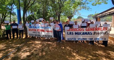 Los funcionarios administrativos del Hospital Regional de San Juan Bautista, Misiones, realizaron una manifestación pacifica en reclamo de la escala salarial administrativa