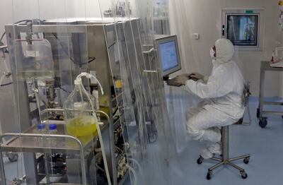 Un trabajador en un laboratorio continúa con la elaboración de los candidatos vacunales cubanos, el 25 de febrero de 2021 en La Habana (Cuba). Un segundo candidato vacunal de los cinco que investiga Cuba contra el coronavirus avanzó a la tercera y última fase de ensayos clínicos, en la que se probará su eficacia, y eleva las posibilidades de la isla de convertirse en el primer país latinoamericano en desarrollar su propia vacuna.