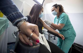 Una joven era vacunada contra el coronavirus en las jornadas de puertas abiertas dedicadas a la inmunización de jóvenes, el domingo pasado en Rieti, en la región italiana de Lazio.