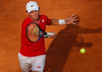 Casper Ruud de Noruega jugando un golpe de derecha .