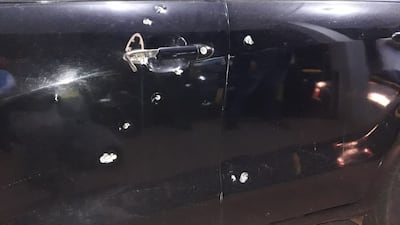 Impactos de bala en el vehículo en que se encontraba la víctima.