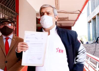 Enrique Riera (c) inscribió ayer su movimiento en la ANR.