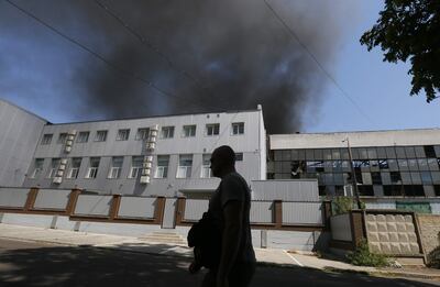 Humo en el sitio de un bombardeo ruso en la ciudad ucraniana de Odesa.