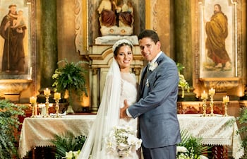 Ante el altar de la Santísima Trinidad dieron el sí Regina Moreno Bendlin y Santiago Vierci Bertón.