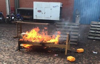 Uno de los colchones quemados por los compatriotas en cuarentena hace dos meses.