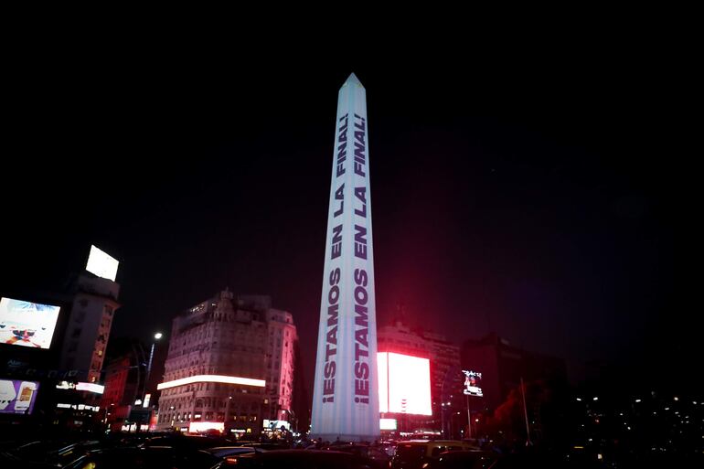 Vista hoy del Obelisco durante un banderazo de los aficionados previo a la final del Mundial de Qatar 2022 entre Argentina y Francia, en Buenos Aires (Argentina).