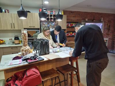 Los fiscales Osmar Legal y Alicia Sapriza durante el allanamiento a la casa de Arnaldo Giuzzio