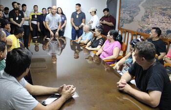Los fiscalizadores fueron presentados a los trabajadores de la vía pública durante una reunión que se realizó en la Municipalidad de Ciudad del Este.